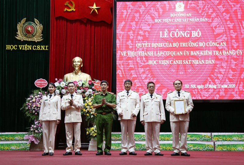 Thiếu tướng, GS.TS Trần Minh Hưởng, Bí thư Đảng ủy, Giám đốc Học viện trao Quyết định thành lập Cơ quan UBKT Đảng ủy Học viện