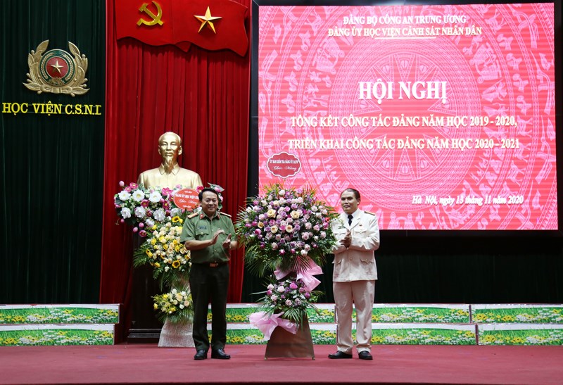 Đại tá Tạ Quang Huy, Phó Chủ nhiệm UBKT Đảng ủy Công an Trung ương chúc mừng Cơ quan UBKT Đảng ủy Học viện CSND