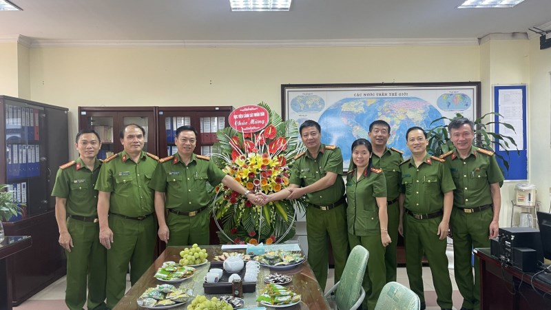 Đại tá, TS Nguyễn Đăng Sáu, thay mặt Đảng ủy, Ban Giám đốc chúc mừng Ủy ban Kiểm tra Đảng ủy Học viện
