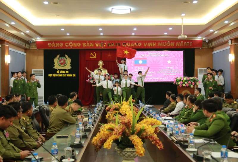 Chương trình văn nghệ mang đặc trưng văn hóa Việt Nam - Lào tại buổi gặp mặt