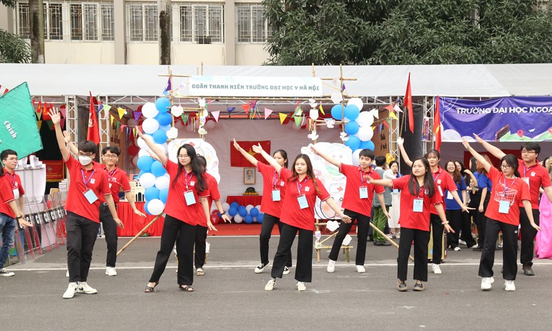 Tiết mục nhảy dân vũ của trường Đại học y Hà Nội.
