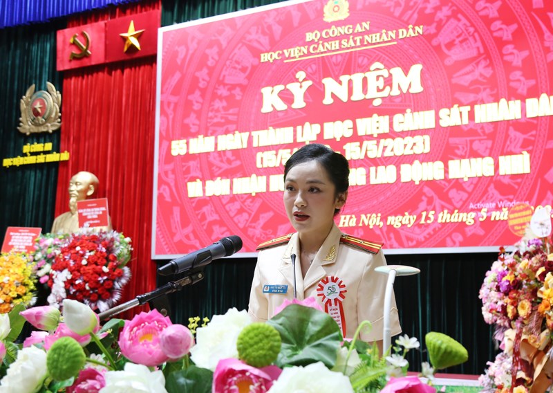 Đại diện cán bộ, giảng viên trẻ, Thiếu tá Ngô Thị Bích Thu - cán bộ Phòng Công tác Đảng và công tác chính trị phát biểu tại Lễ kỷ niệm