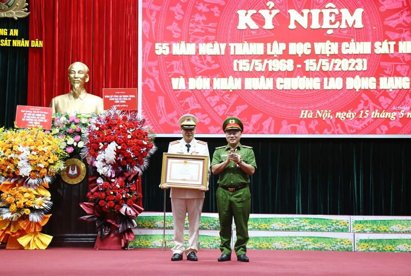 Thứ trưởng Nguyễn Văn Long trao Bằng khen của Thủ tướng Chính phủ cho Trung tướng Trần Minh Hưởng vì đã có thành tích trong chiến đấu và phục vụ chiến đấu, góp phần vào sự nghiệp xây dựng CNXH và bảo vệ Tổ quốc